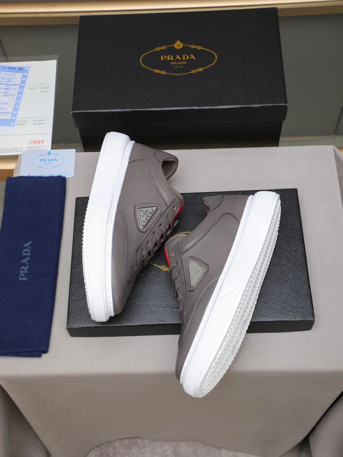 PP460 Prada/Prada men's new casual shoes, this upper is made of imported calfskin + sheep lining! The outside is decorated with the P family's classic metal triangle enamel logo, and the outsole is made of non-slip sports foam ultra-light outsole, which feels good on the feet and is a fashionable and fashionable item!  Size: 38-44 (45 customized)